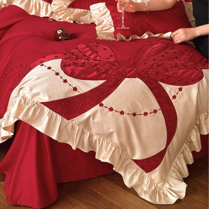 Premium Satin-Bettgarnitur mit Volant-Rüsche und applizierter Schleifen-Stickerei Karnz