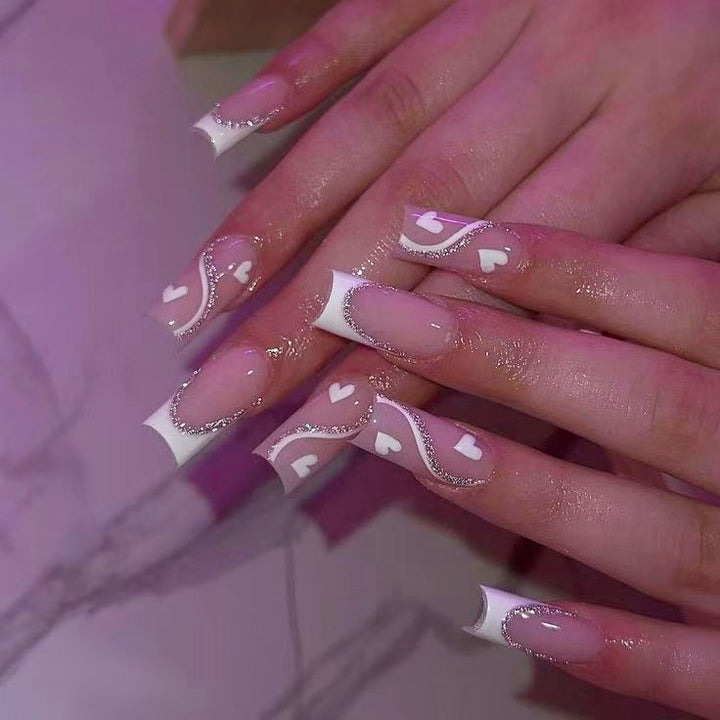 Kunstnagelset mit romantischem Herzdesign und Glitzerakzenten Karnz