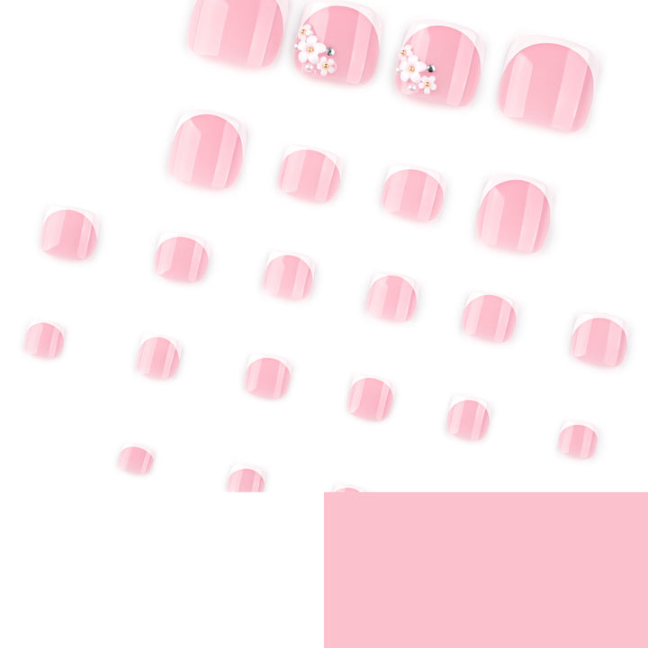 Kunstvolle Fußnagelgestaltung mit zarten Blumen- und French-Tip-Akzenten Karnz