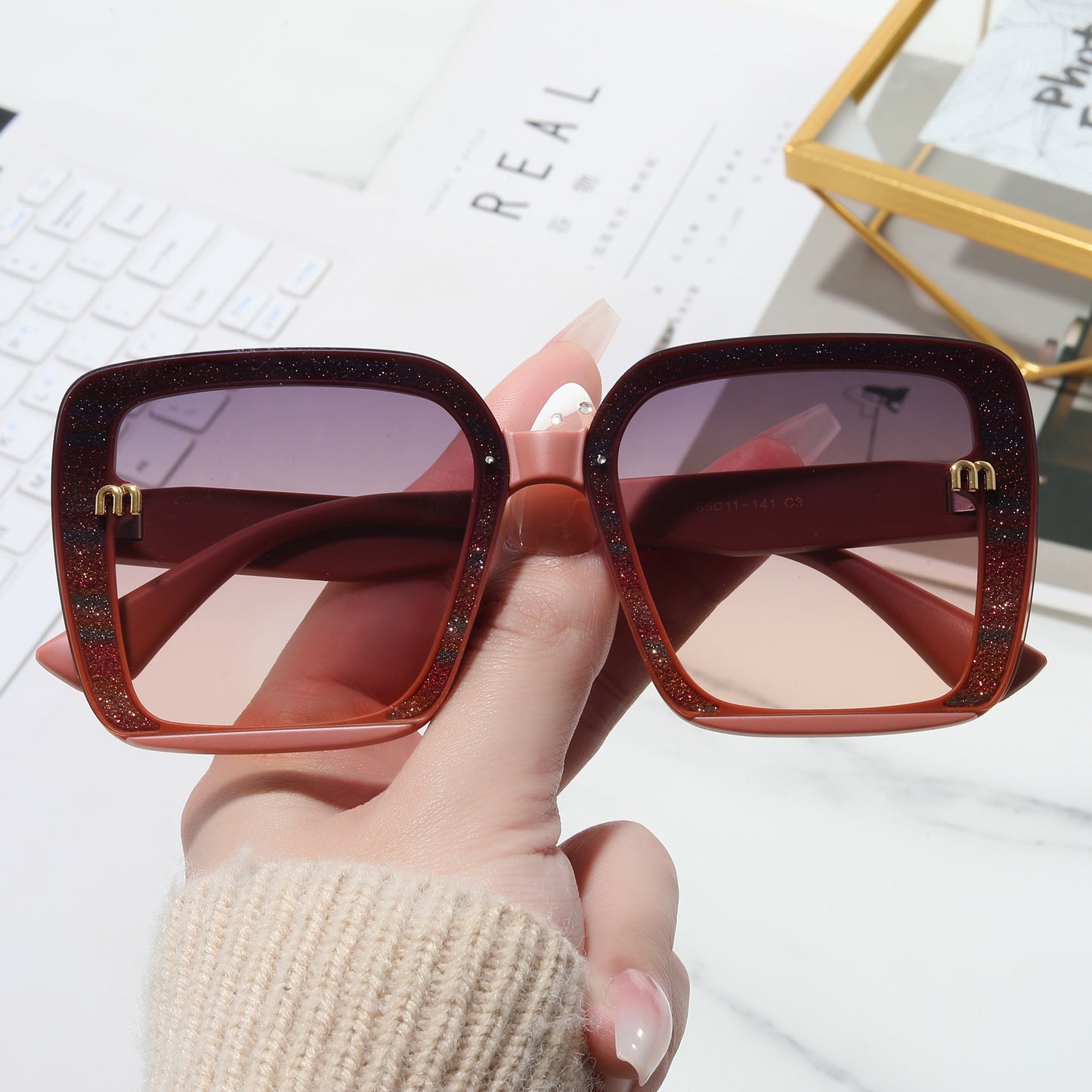 Damen modische quadratische Sonnenbrille mit funkelndem Rahmen Karnz