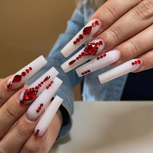 Kunstvolle Nagelverlängerungen mit Glitzerakzenten und eleganten Verzierungen Karnz