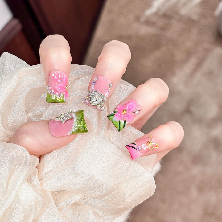 Dekorative florale Druck-Nagelverzierungen
