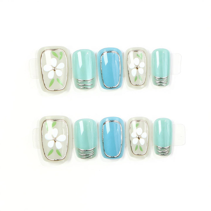 Dekoratives Press-On Nagelset mit floralen Akzenten Karnz