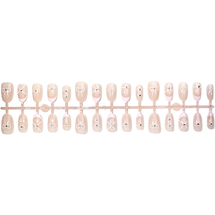 Elegantes Press-On Nail Set mit Juwel Akzenten