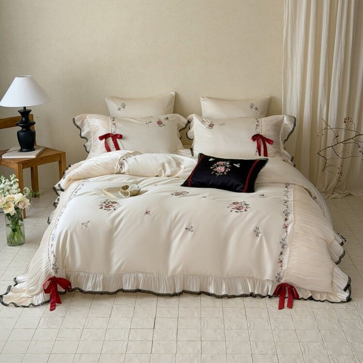 Exquisites Baumwollsatin-Bettwäsche-Set mit floraler Stickerei, Plisseevolant und Zierschleifen
