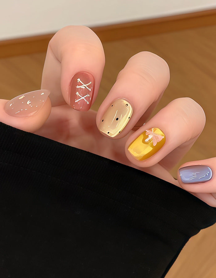Künstlerisches Press-On-Nagelset mit einzigartigen Mustern Karnz