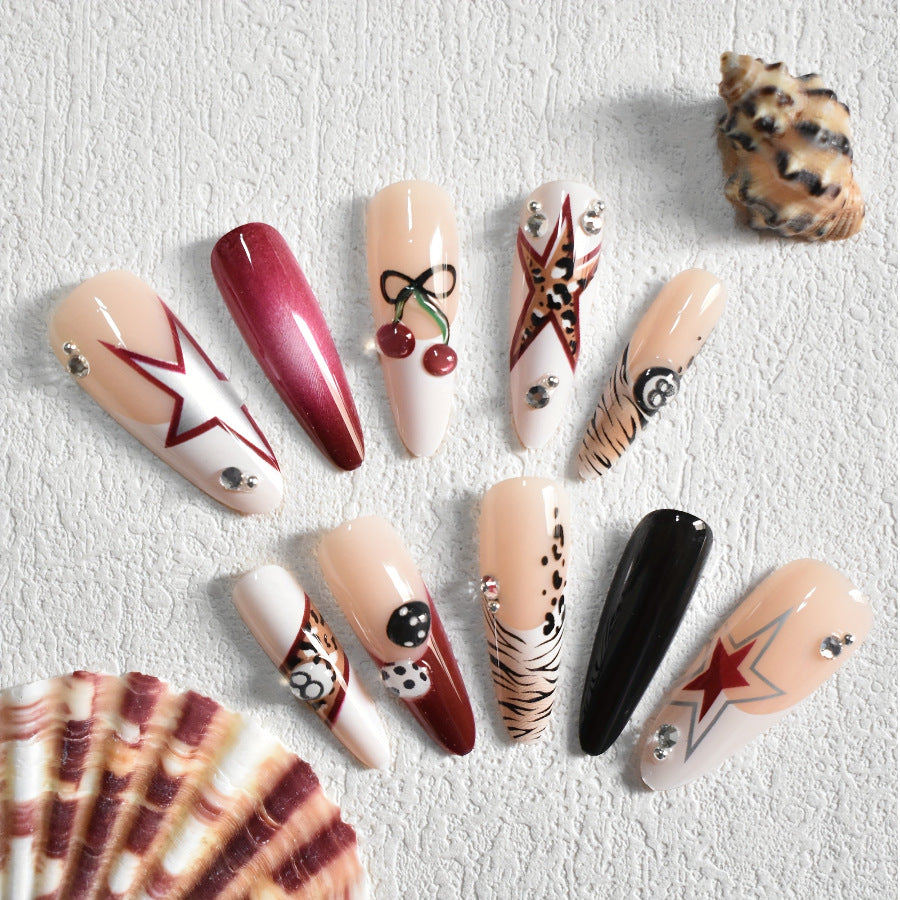 Künstlerisches Stiletto Press-On Nagelset mit einzigartigen Designs Karnz