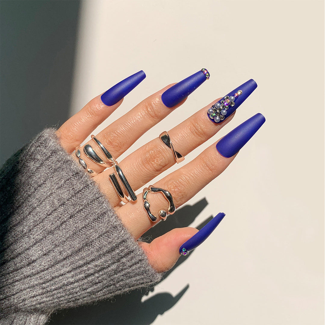 Nagelverlängerungen mit eleganten Strassverzierungen Karnz