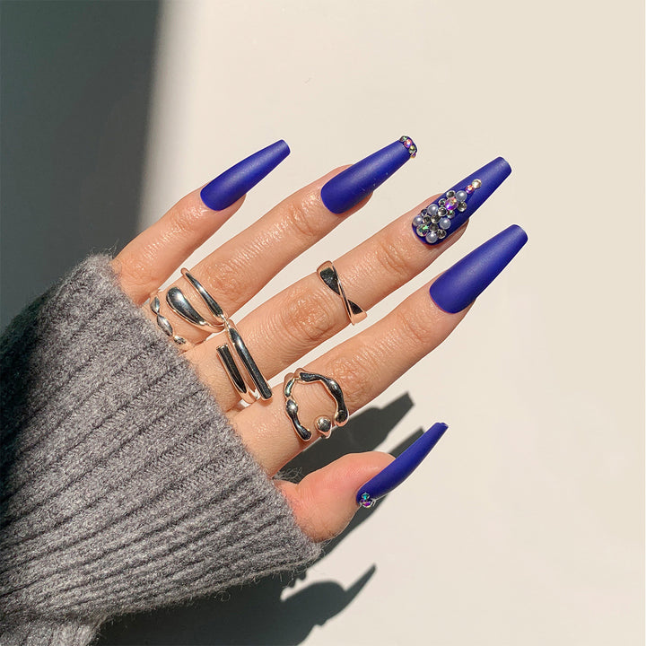 Nagelverlängerungen mit eleganten Strassverzierungen Karnz