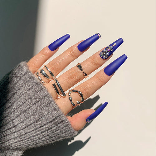 Nagelverlängerungen mit eleganten Strassverzierungen Karnz
