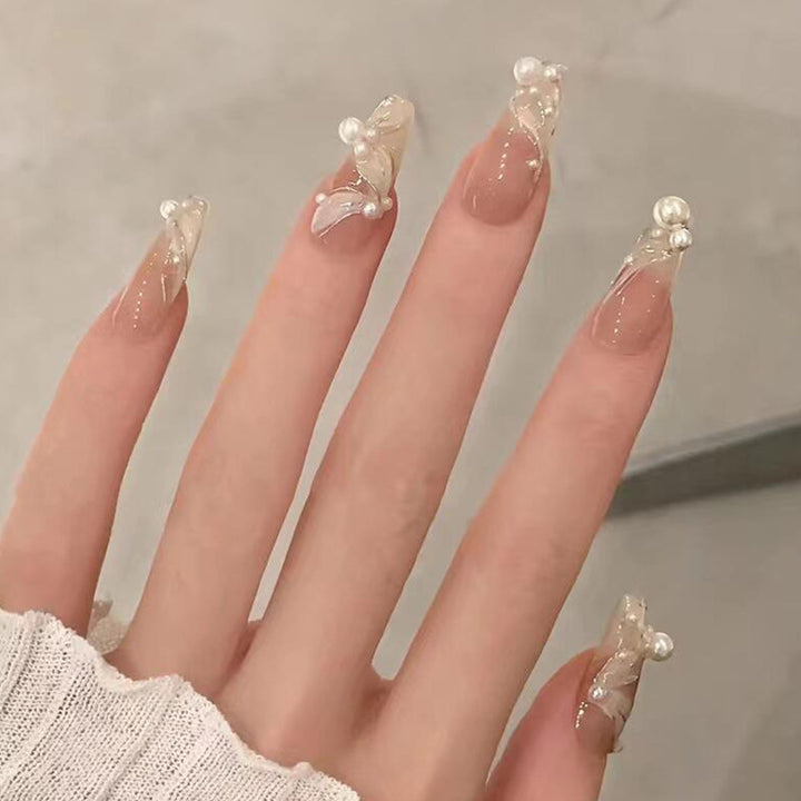 Elegante mit Perlen verzierten Acryl-Nagelverlängerungen