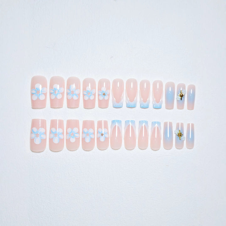 Blumenverzierte Nagelkunstverlängerungen Karnz
