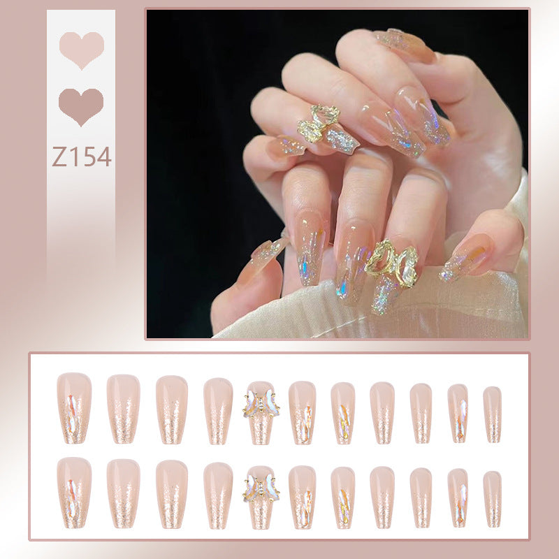 Kunstnagelset mit eleganten Glitzerverzierungen und schimmernden Akzenten Karnz