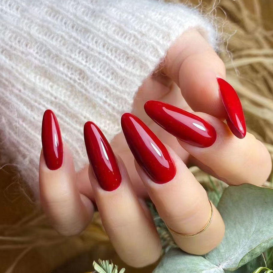 Glänzendes Stiletto Press-On Nagelset mit langlebigem Kleber Karnz