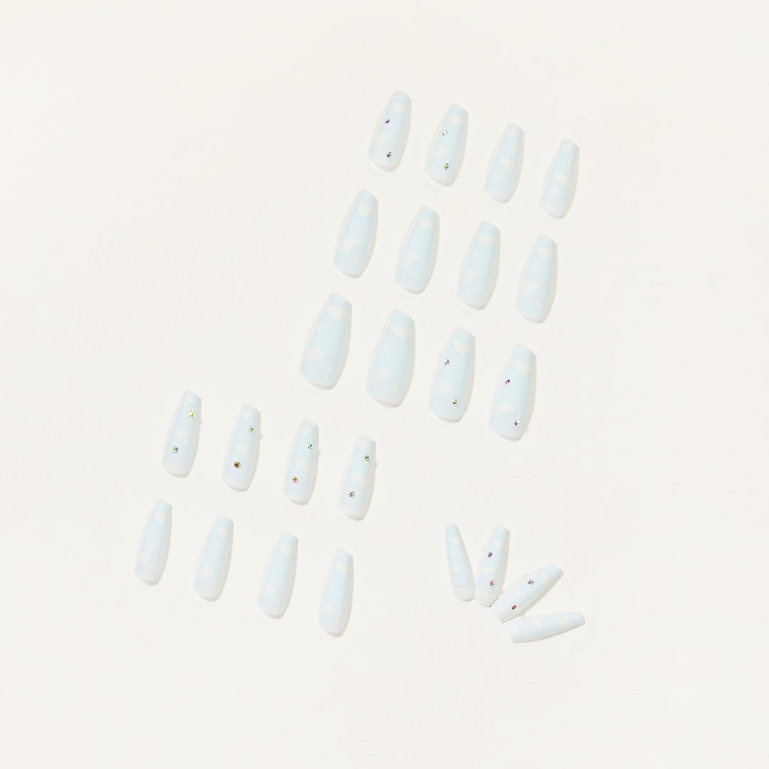 Kreative Nagelkunst im Wolken-Design mit Glitzerakzenten Karnz