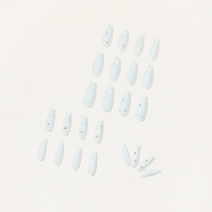 Kreative Nagelkunst im Wolken-Design mit Glitzerakzenten Karnz