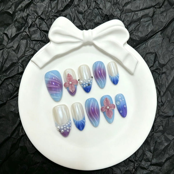Dekorativer Press-On-Nagelset mit floralen und gradienten Designs