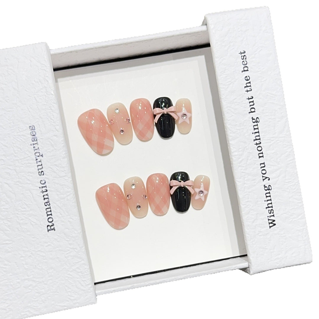 Kunstnägel mit Romantischem Design und Glitzerdetails Karnz