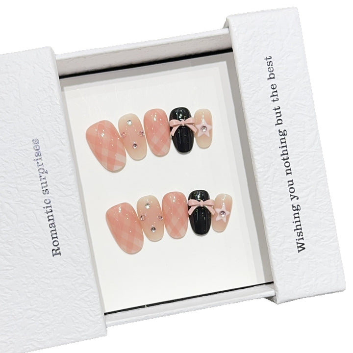 Kunstnägel mit Romantischem Design und Glitzerdetails Karnz