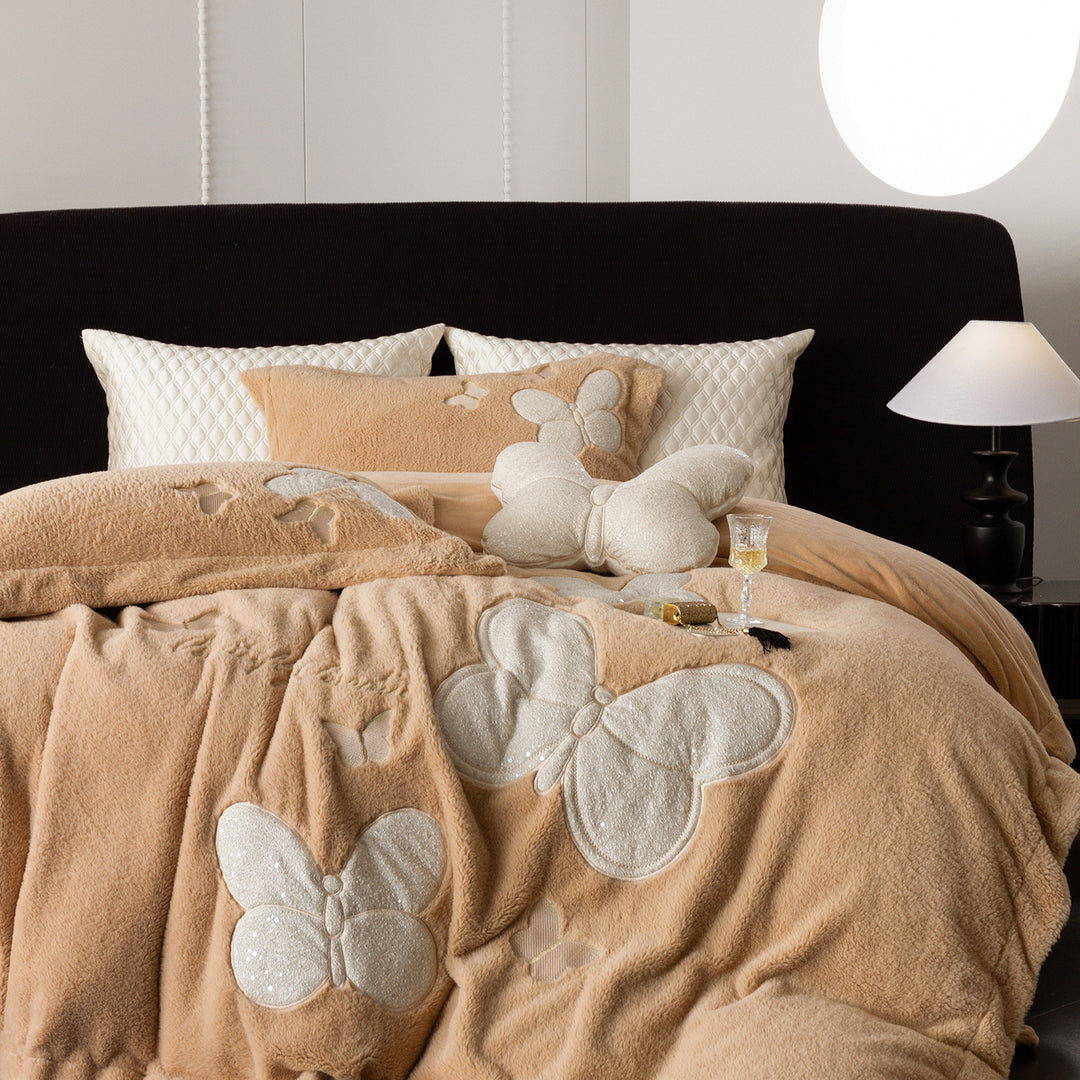 Kuschelige Bettwäsche- und Wohndecken-Garnitur mit applizierten Schmetterlingsapplikationen und samtiger Microfleece-Optik