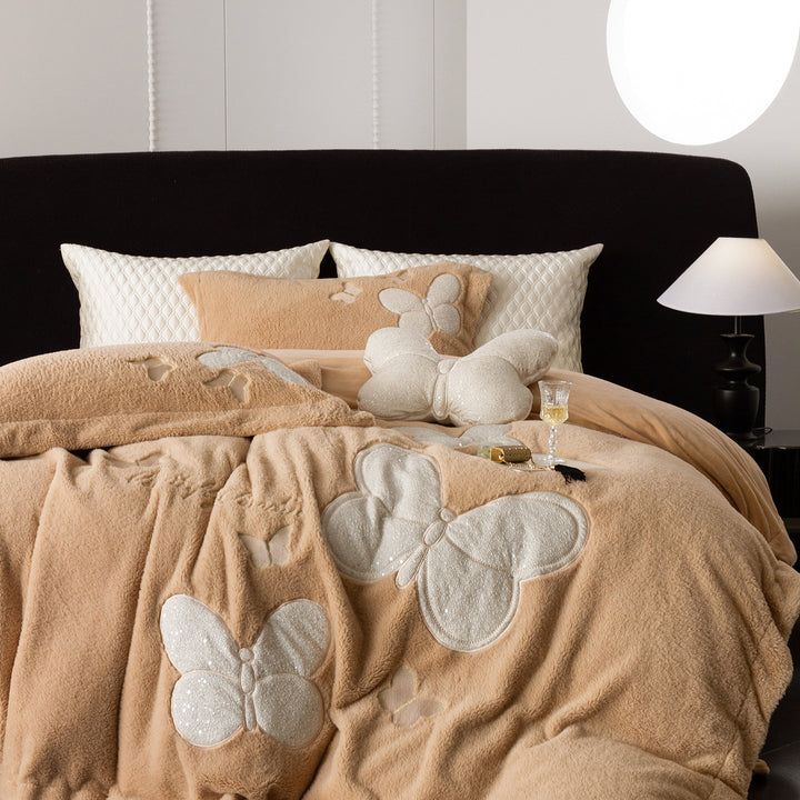 Kuschelige Bettwäsche- und Wohndecken-Garnitur mit applizierten Schmetterlingsapplikationen und samtiger Microfleece-Optik