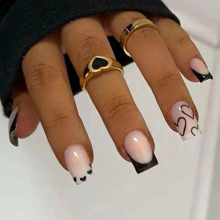 Elegantes herzverziertes Nagelkunstdesign Karnz