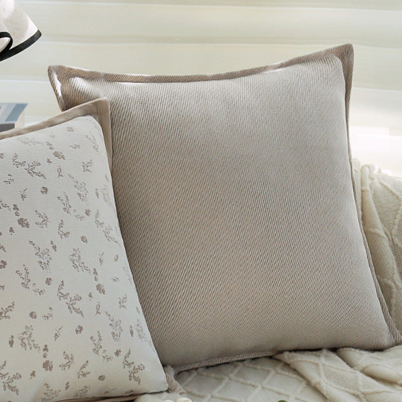 Dekorativer Zierkissenbezug mit floraler Jacquard-Struktur und Samt-Borte Karnz