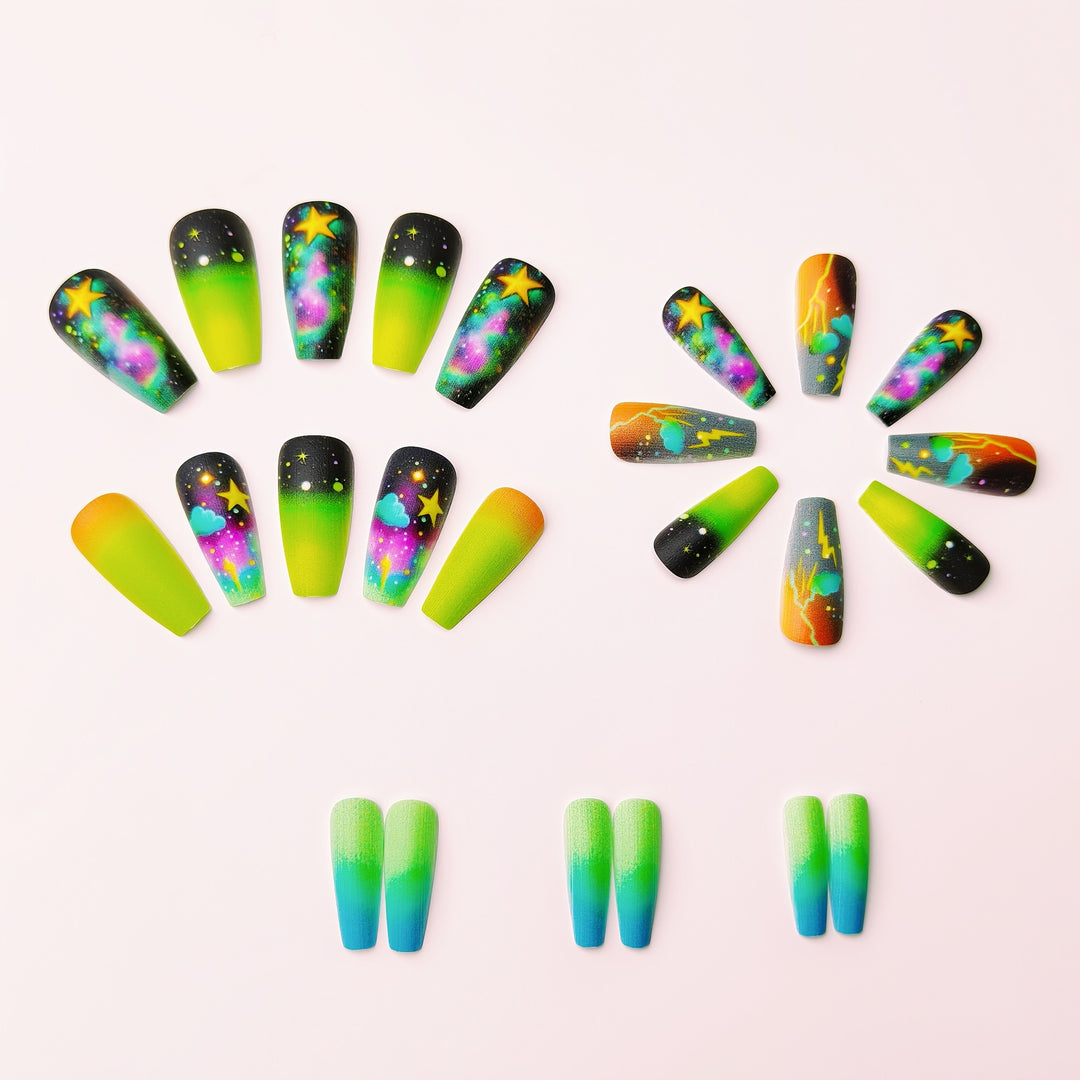 Kreative Kunstnägel mit Neon Galaxy-Motiv Karnz