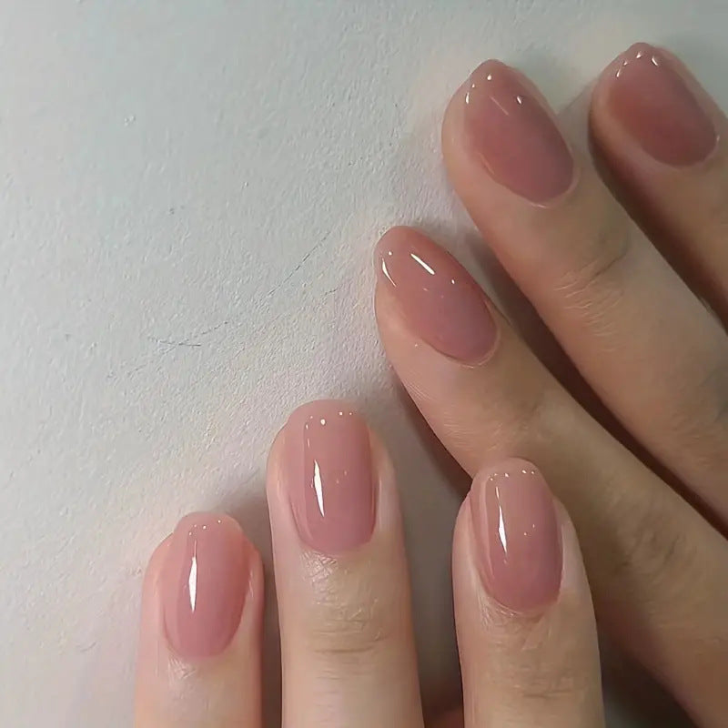 Kunstnagelset mit glänzendem Finish und eleganten Akzenten Karnz