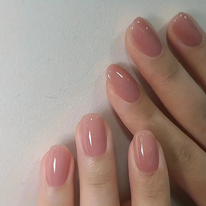 Kunstnagelset mit glänzendem Finish und eleganten Akzenten Karnz