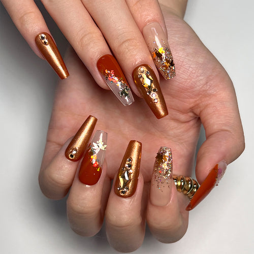 Kunstvolle Nagelverlängerungen mit Glitzer- und Blütenakzenten Karnz