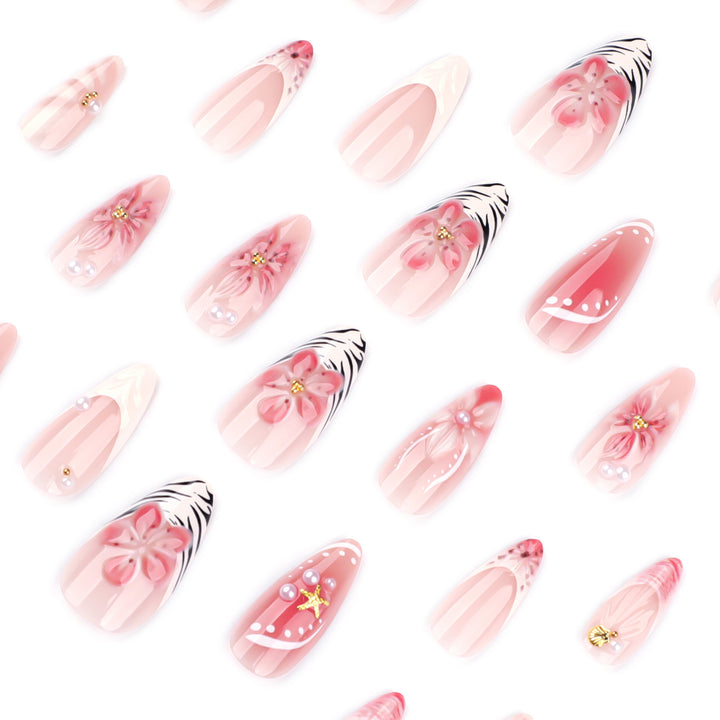 Kunstvolle Nagelkunst mit floralen und eleganten Akzenten Karnz