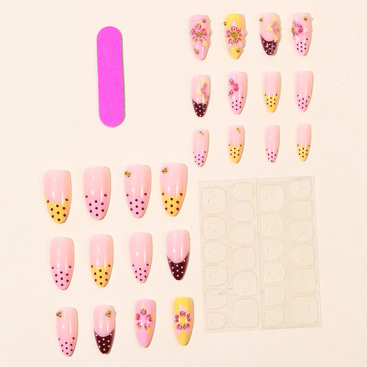Dekorative Blumenakzent Nagelkunst Karnz