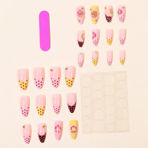 Dekorative Blumenakzent Nagelkunst Karnz