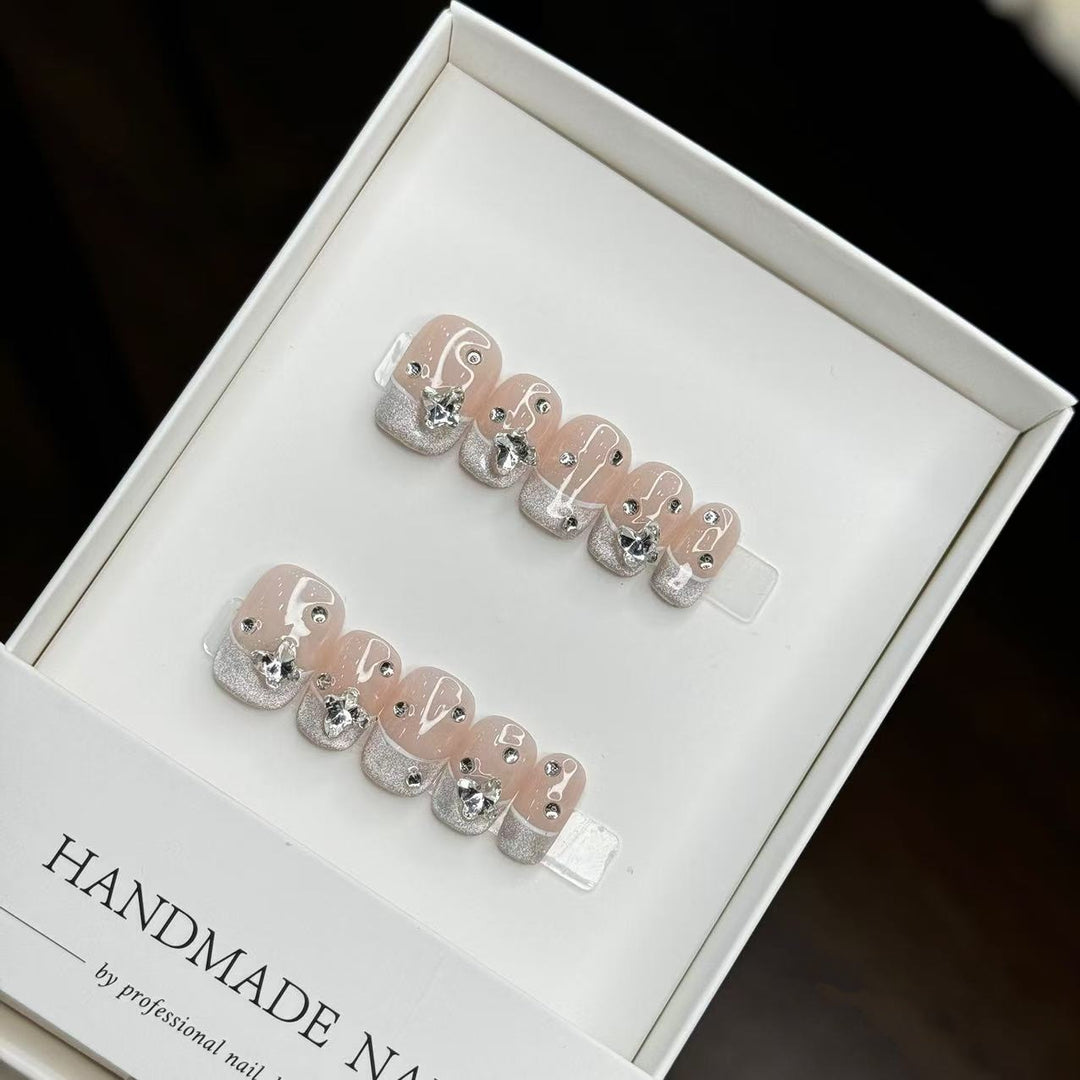 Handgemachtes Dekoratives Press-On Nagelkunstset mit Rhinstein- und Glitzerakzenten