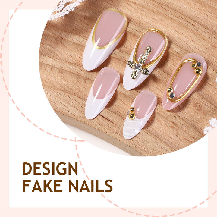 Kunstnagelset mit luxuriösen Goldverzierungen und eleganten Designs Karnz