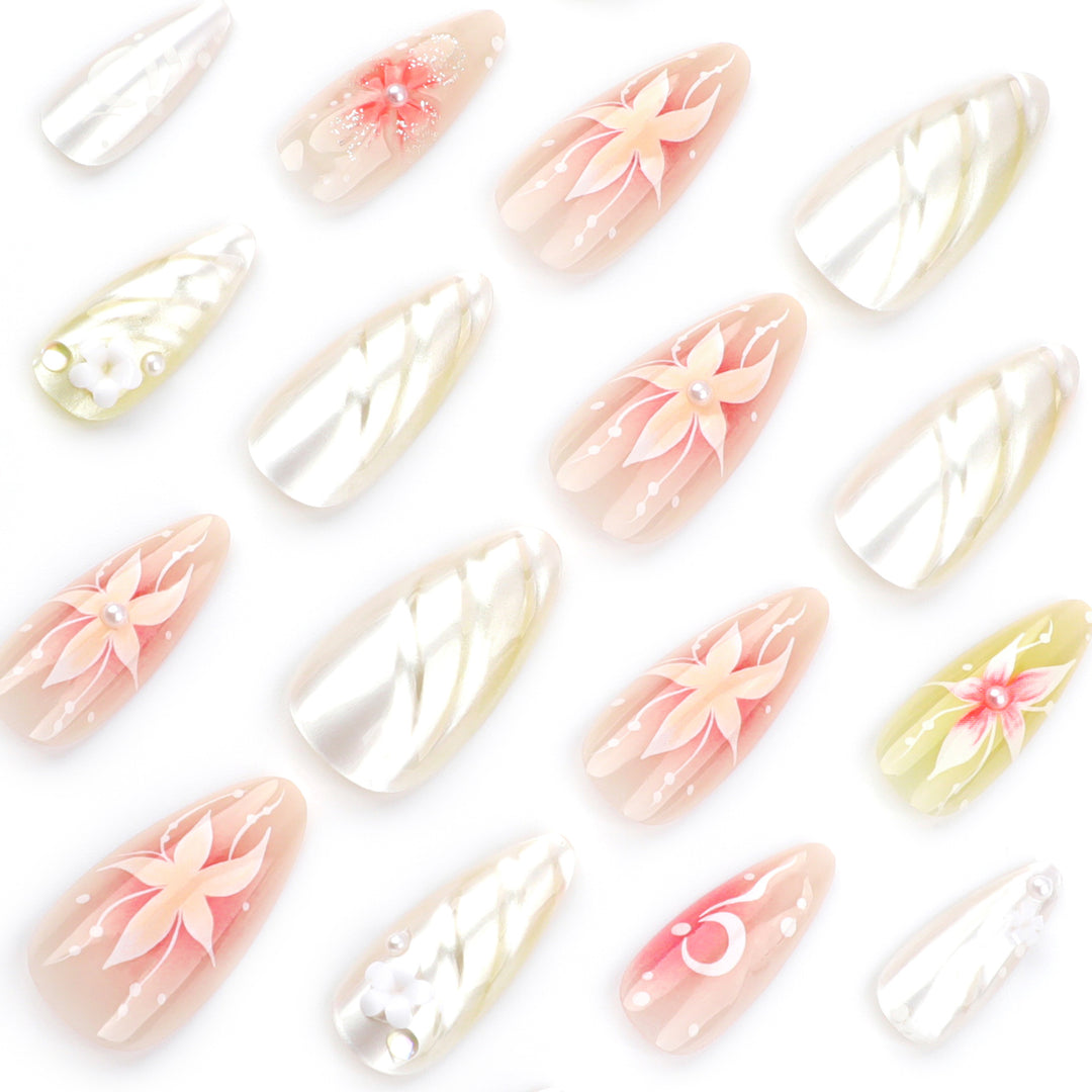 Kunstvolle Nagelverlängerungen mit floralem und eleganten Design Karnz