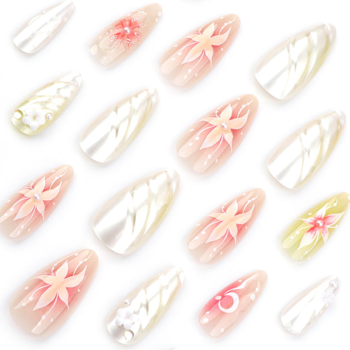 Kunstvolle Nagelverlängerungen mit floralem und eleganten Design Karnz