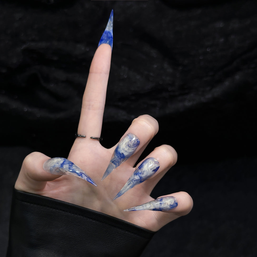 Stylische Acryl-Nagelkunst