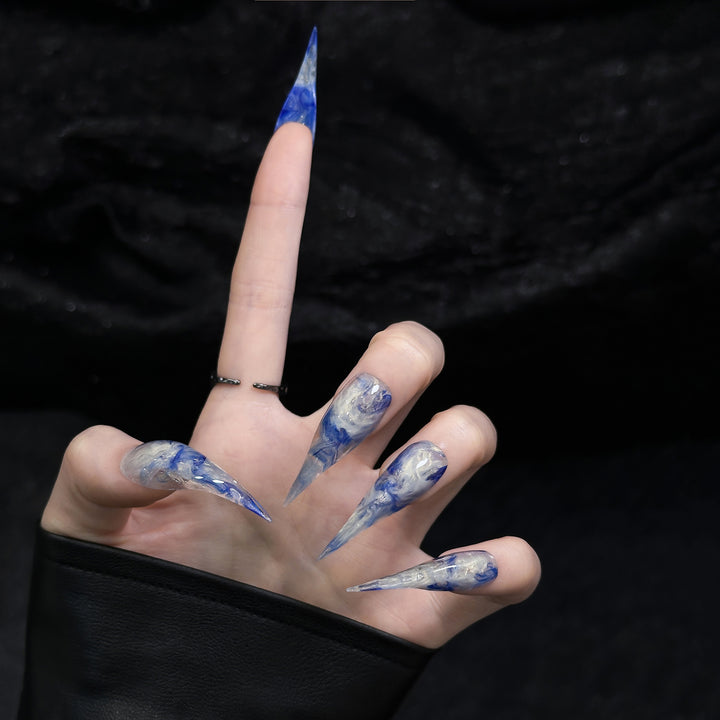 Stylische Acryl-Nagelkunst