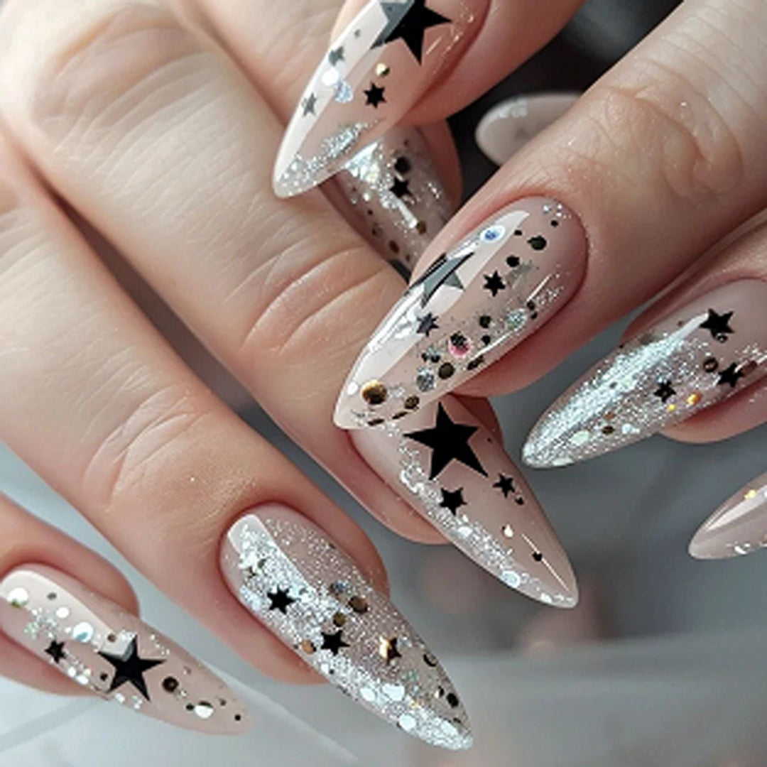 Kunstvolle Stiletto-Nägel mit Glitzer- und Sternenmotiv Karnz