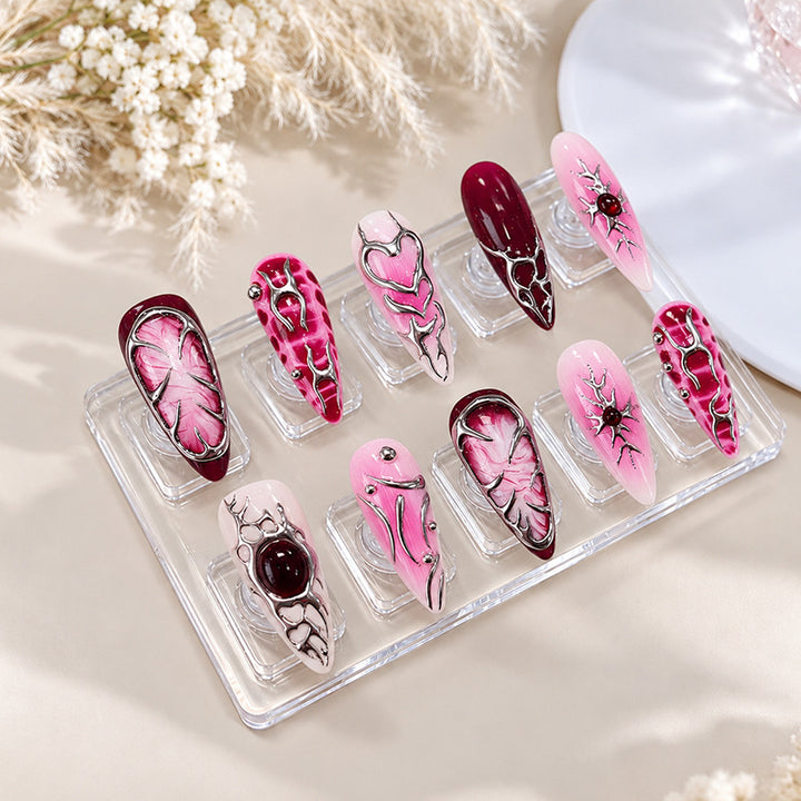 Künstlerische Nagelskulpturen Karnz