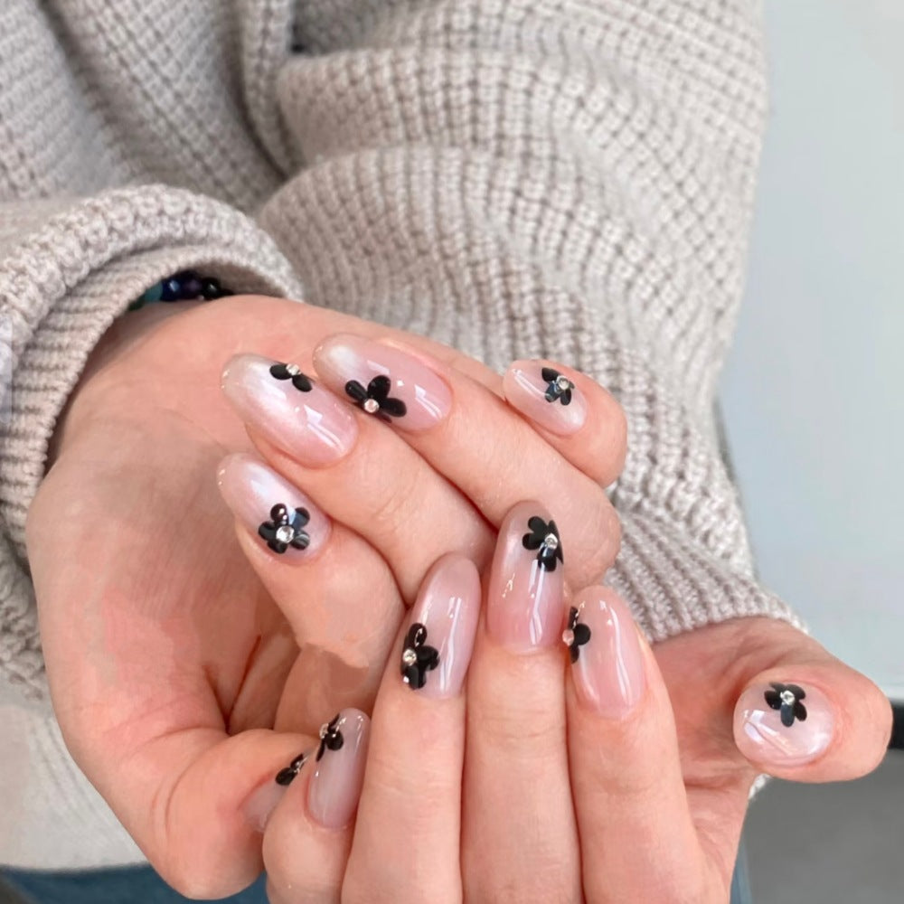 Blumeninspiriertes Press-On Nageldesign Karnz