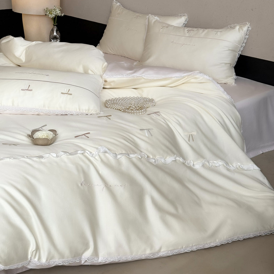 Elegante Bettwäschegarnitur aus seidig-feinem Satin mit bestickten Schleifen und Spitzenbordüre