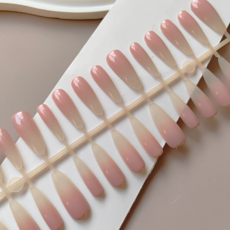 Künstliche Nude-Fingernägel Im Eleganten Ombre-Look Karnz