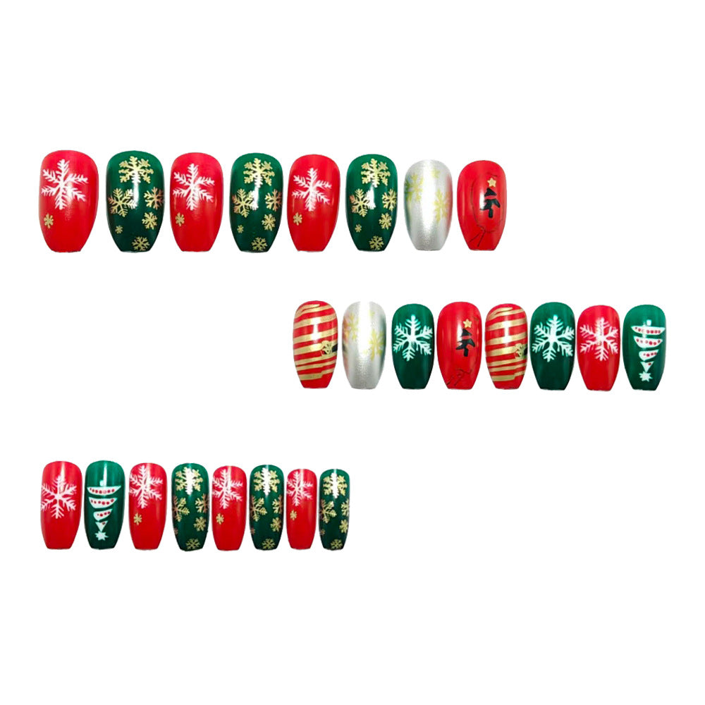 Weihnachtskunstnägel mit Festlichem 3D Design Karnz