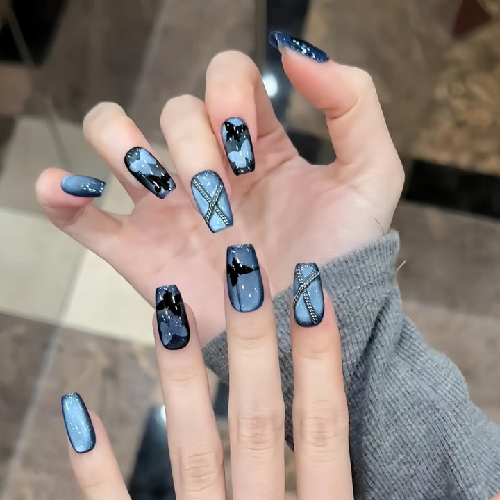 Glamouröse Kunstnägel mit Modischem Schmetterlingsdesign Karnz