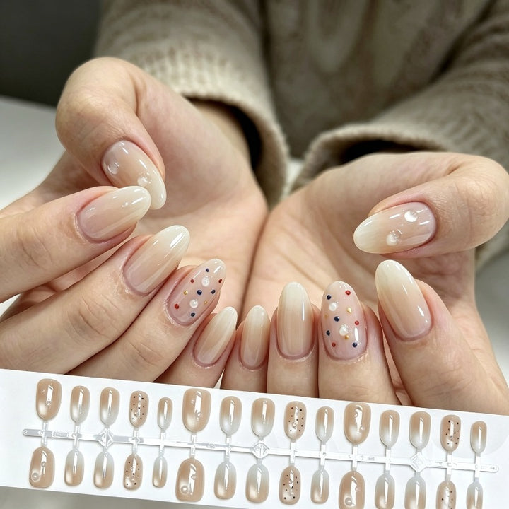 Dekoratives Press-On Nagelset mit Perlmutt- und Glitzerakzenten