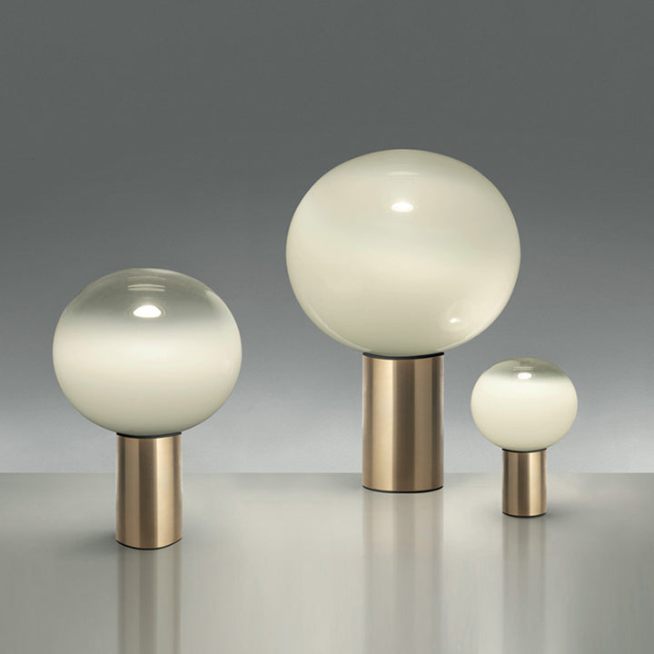 Moderne künstlerische Tischlampe mit schlankem Metallbasis und Globusschirm
