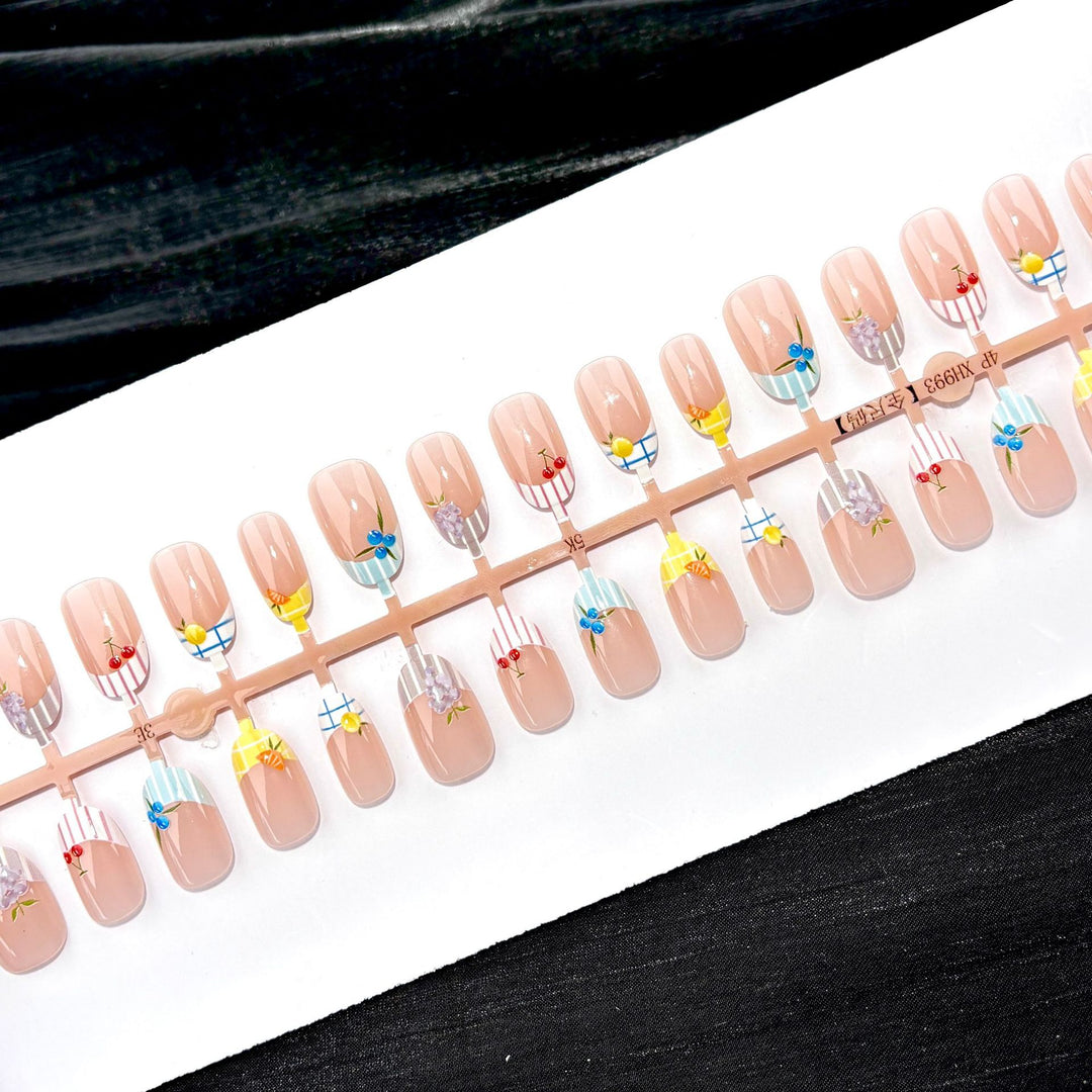 Verspielt florales Nagelset zum Aufkleben